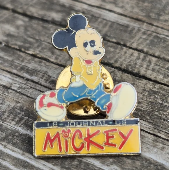 Mickey Mouse Enamel Pin - Picture 3 of 16
